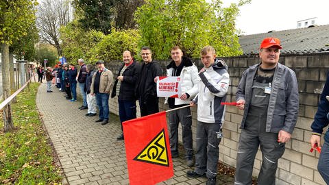 Mitarbeiter von Witzenmann in Pforzheim bilden eine Menschenkette (Foto: SWR, Peter Lauber)