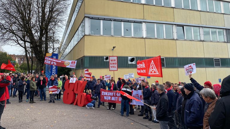 Streikende mit Bannern und Fahnen vor dem Witzenmann-Gebäude in Pforzheim (Foto: SWR, Peter Lauber)