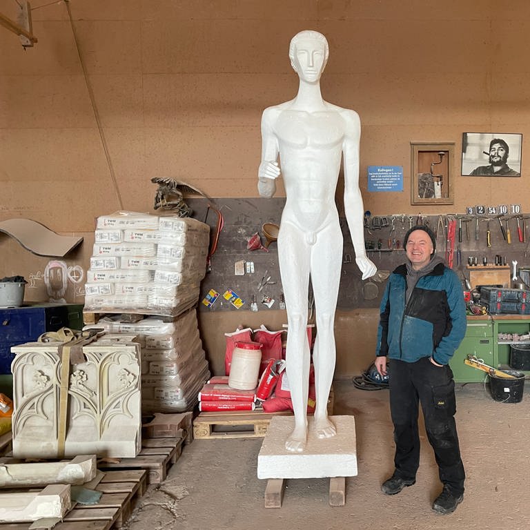Steinmetz Bernhard Binder aus Kuppenheim und die Skulptur der Nackte Mann (Foto: SWR, Foto: Patrick Neumann )