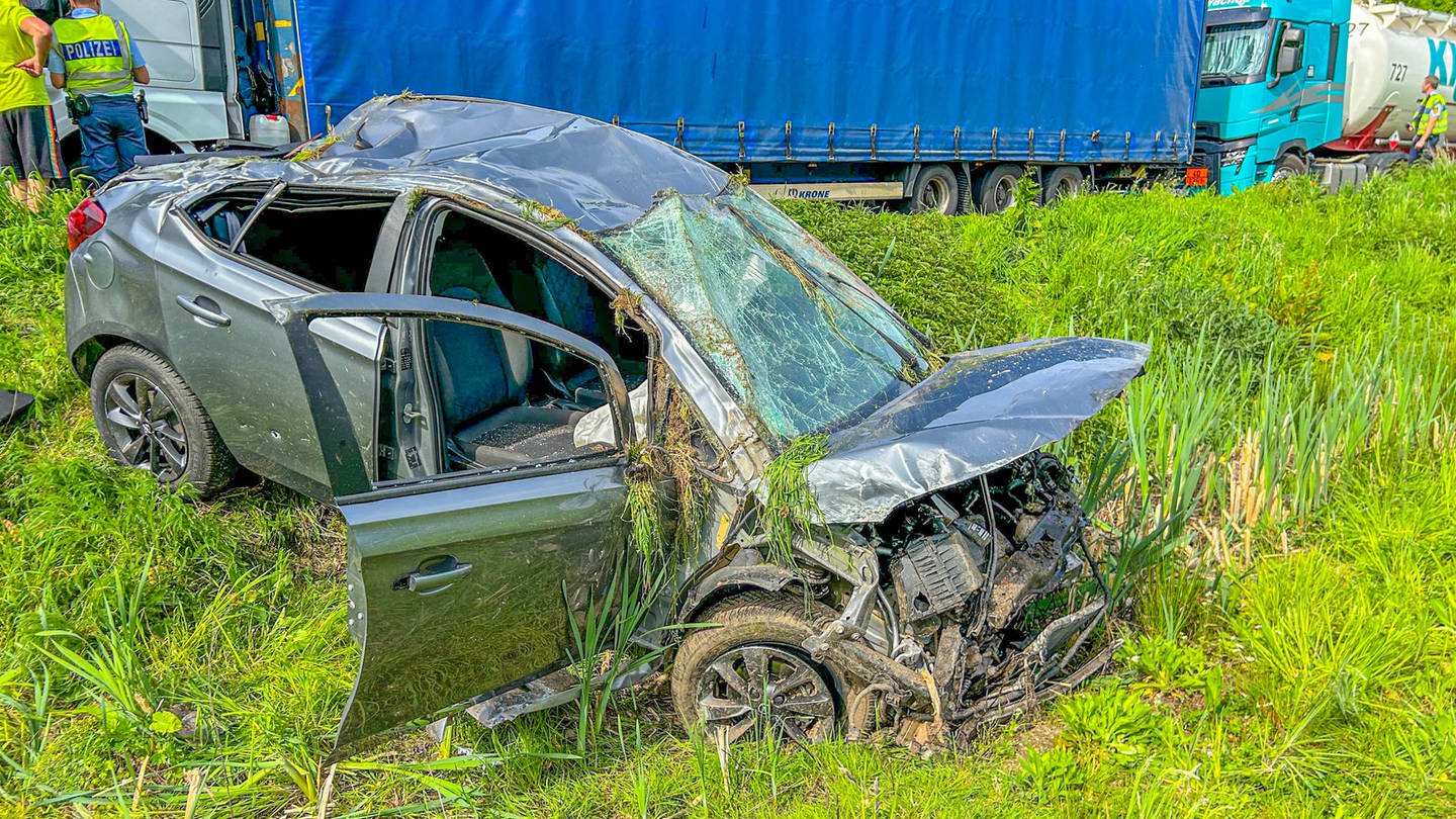 Bei einem Unfall auf der A5 bei Malsch wurde ein Mann lebensgefährlich verletzt. (Foto: Einsatz-Report24)