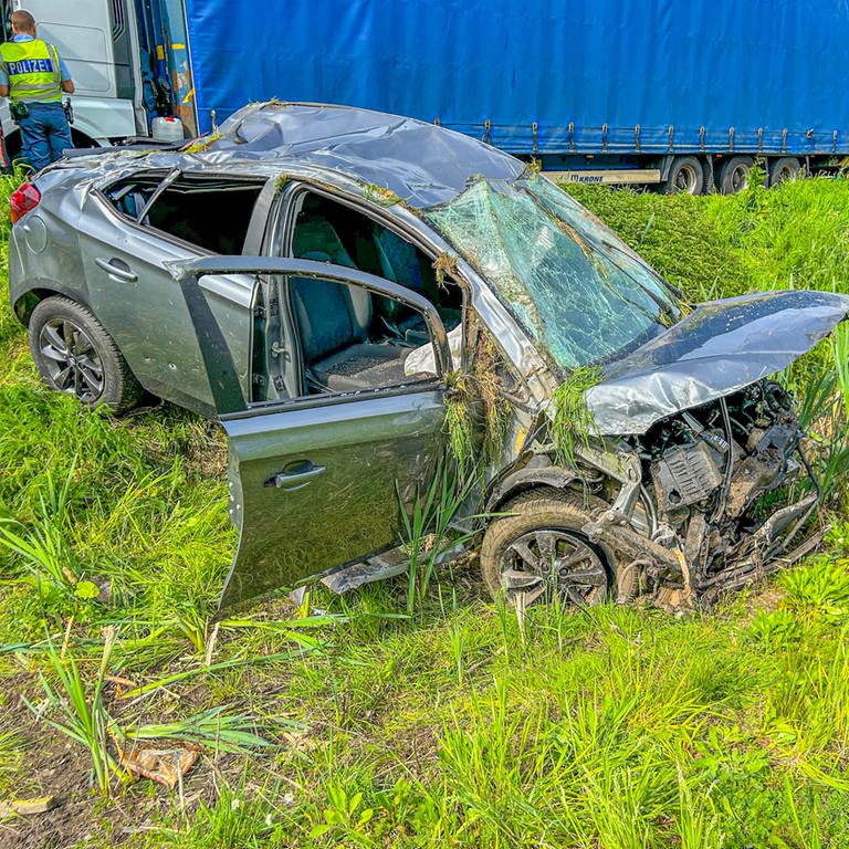 Bei einem Unfall auf der A5 bei Malsch wurde ein Mann lebensgefährlich verletzt. (Foto: Einsatz-Report24 )