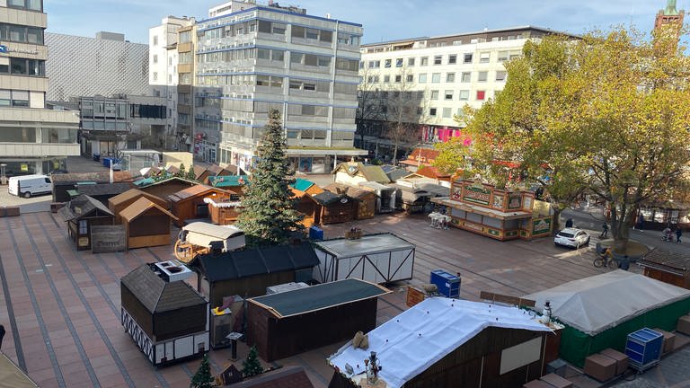 Aufbau des Goldenen Weihnachtsmarkts in Pforzheim (Foto: SWR)