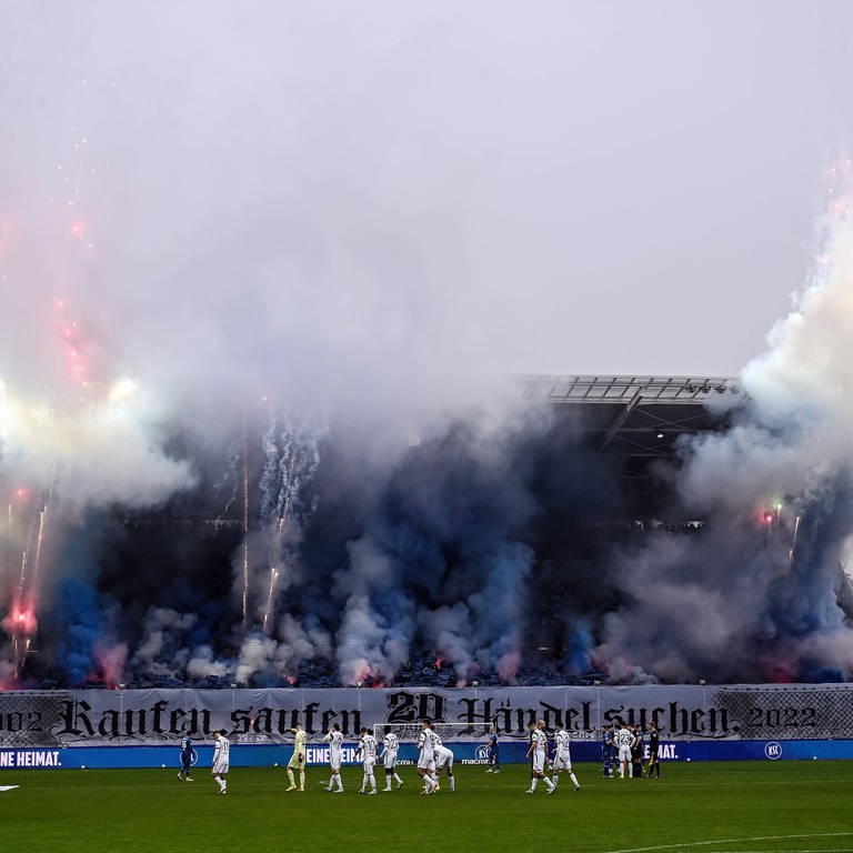KSC-Fans zünden Pyrotechnik auf der Südtribüne (Foto: IMAGO, Jan Huebner)