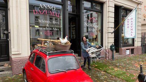 Haushaltsauflöserin Nicole Graf vor ihrem Laden "Anno Dazumal" in Baden-Baden (Foto: SWR, Patrick Neumann)