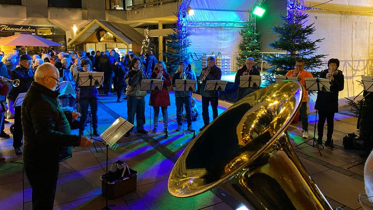 Zur Eröffnung des Weihnachtsmarktes 2022 in Pforzheim spielt ein Orchester