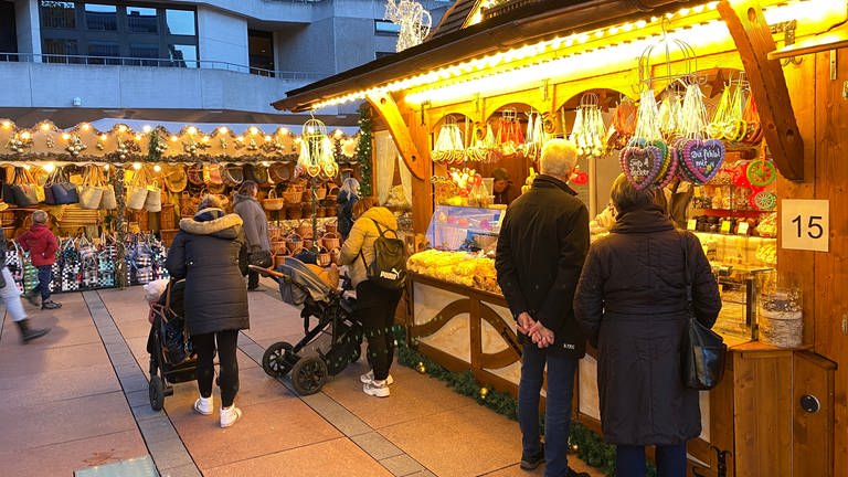 Die ersten Besucher stehen an den Buden auf dem Weihnachtsmarkt 2022 in Pforzheim. (Foto: SWR, Peter Lauber)