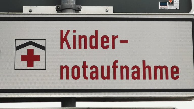 Schild mit der Aufschrift "Kindernotaufnahme" (Foto: SWR)