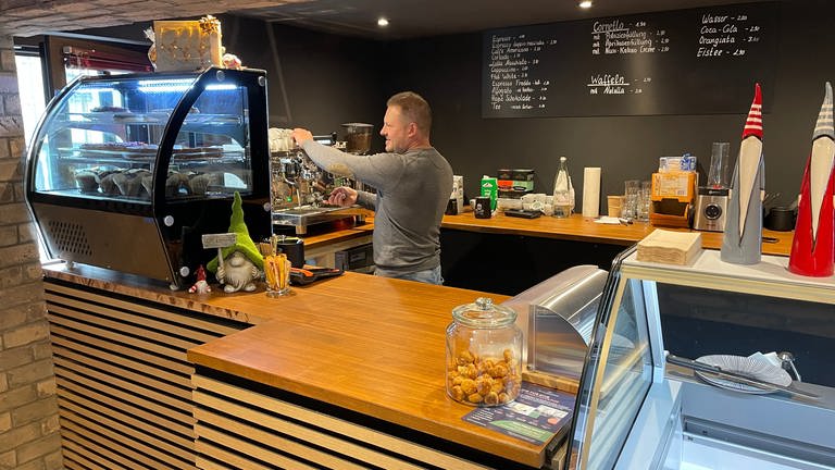 "Kaffee-Zwerg-Betreiber" Maxim Volobuev in seinem Baden-Badener Café (Foto: SWR, Teo Jägersberg)
