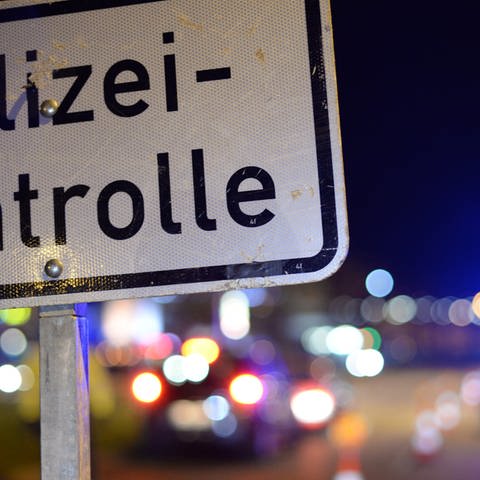 Polizeikontrolle bei Nacht (Foto: picture-alliance / Reportdienste, picture alliance / dpa | Oatrick Seeger)