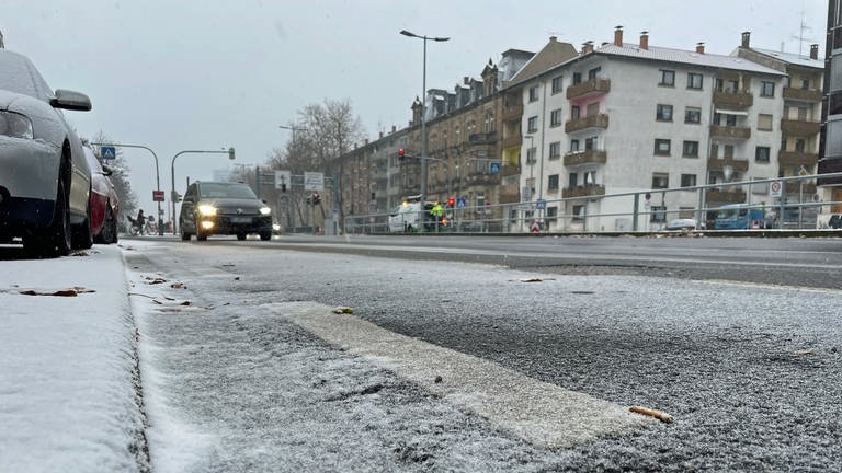 Symbolbild: Auf einem Fahrradstreifen der Kriegsstraße in Karlsruhe hat sich ein leichter Schneefilm gebildet. (Foto: SWR)