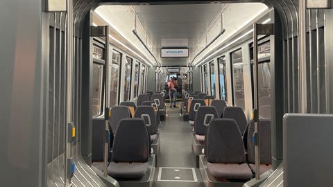 Am Dienstag wurde in Karlsruhe das neue Stadtbahn-Modell enthüllt. (Foto: SWR, Greta Hirsch)