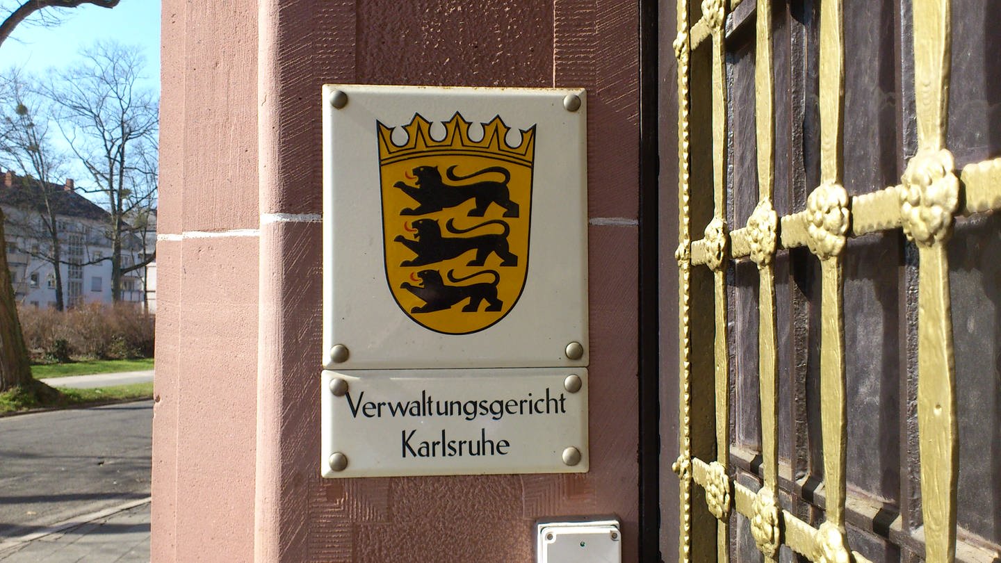Schild am Gebäude mit der Aufschrift Verwaltungsgericht Karlsruhe (Foto: SWR)