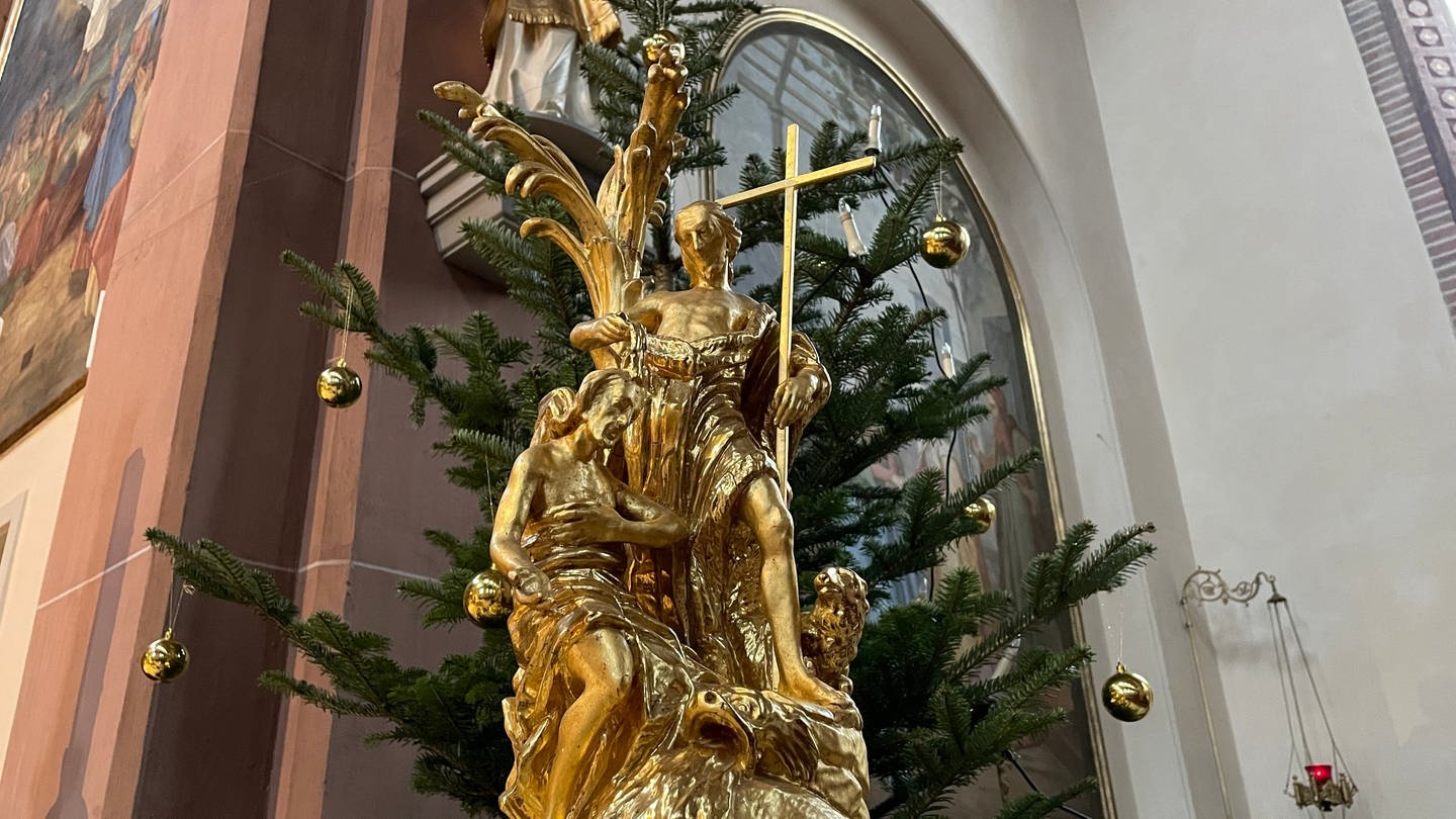 Tannenbaum mit goldenem Weihnachtsschmuck in der Kirche St. Cyriakus in Karlsruhe (Foto: SWR, Leonie Allinger)