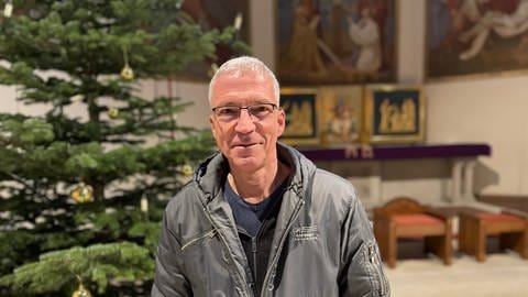 Thomas Ehret, ist leitender Pfarrer der Pfarrgemeinde St. Nikolaus, zu der auch St. Cyriakus in Karlsruhe-Bulach gehört (Foto: SWR, Leonie Allinger)