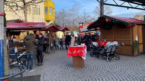 Blick auf den Weihnachtsmarkt in Bruchsal. Menschen stehen an Buden und trinken Glühwein. (Foto: SWR)