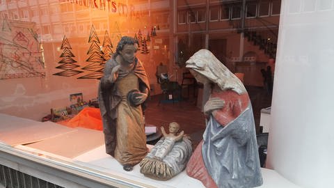 Schaufenster der "Pop-Up-Kirche" in Karlsruhe mit Maria, Josef und dem Christuskind (Foto: SWR)