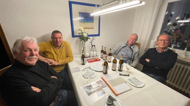 Silvester Party für 50 Jahre: ein paar Männer sitzen zusammen bei Bier und Berliner und erzählen wie das geht.  (Foto: SWR)