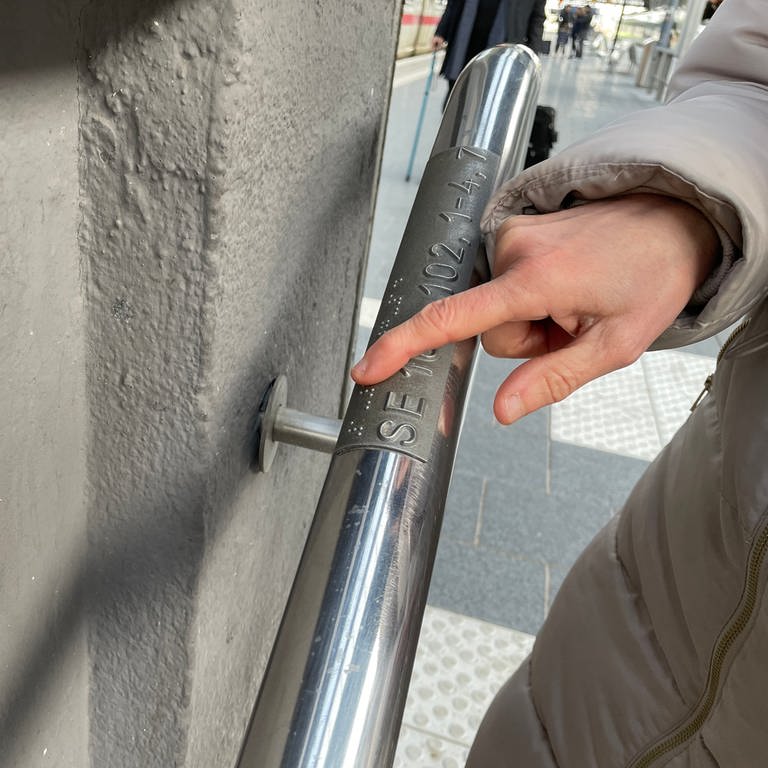 Karlsruhe: Handlauf mit Braille- oder Blindenschrift, lebenswichtig für Menschen mit einer Sehbehinderung. (Foto: SWR)
