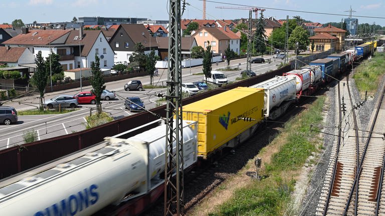 Güterzug auf der Bahnstrecke Mannheim-Karlsruhe (Foto: picture-alliance / Reportdienste, picture alliance/dpa | Uli Deck)