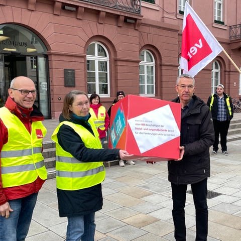 Beschäftigte der Verwaltung aus dem Öffentlichen Dienst der Stadt Karlsruhe übergeben ihre Tarifforderungen an Bürgermeister Martin Lenz (Foto: SWR)