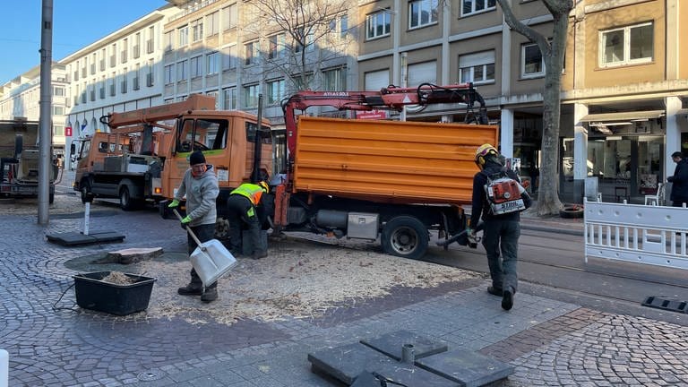 Die Fußgängerzone in Karlsruhe wird nach der Fällung der Platanen wieder gereinigt. (Foto: SWR, Rebekka Plies)