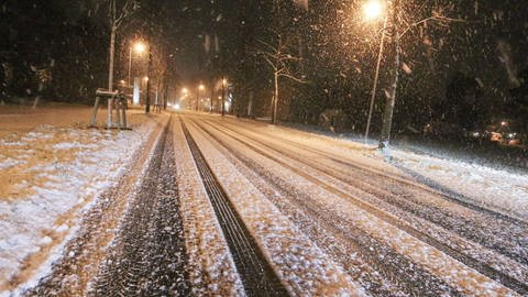 Eine schneebedeckte Straße in Karlsruhe am Sonntagmorgen (Foto: Thomas Riedel)