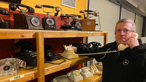 Michael Hildwein zeigt in seinem privaten Telefonmuseum in Remchingen Telefone aus allen Epochen (Foto: SWR)