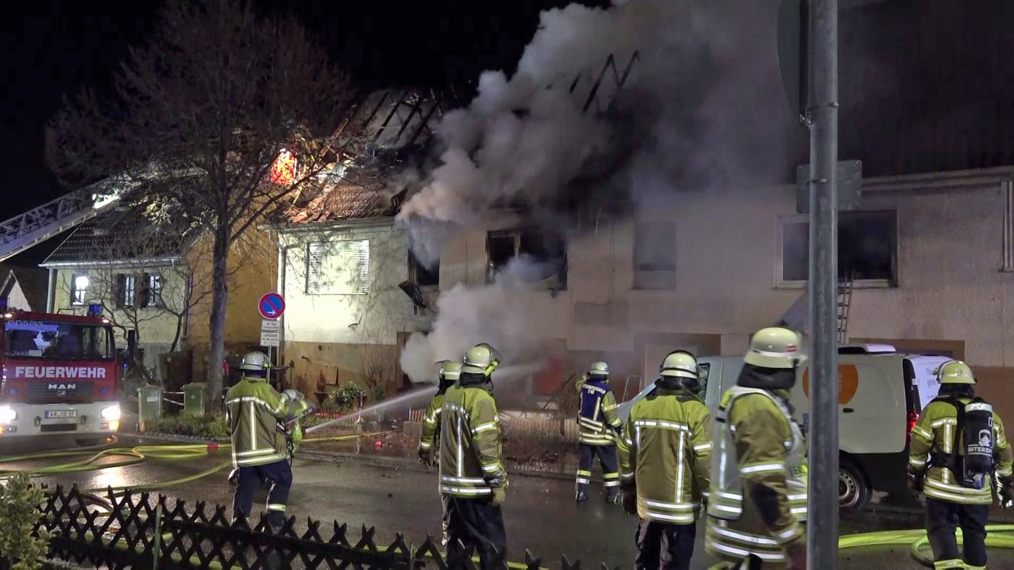 Feuerwehr löscht Wohnhausbrand in Oberderdingen (Foto: Einsatz-Report24)
