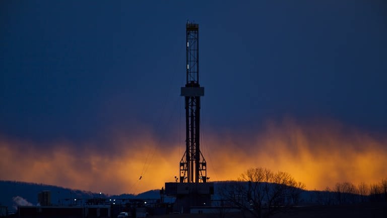 Bohrturm einer Ölförderplattform in den USA, die nach dem Prinzip des Fracking arbeitet.  (Foto: dpa Bildfunk, picture alliance/dpa/EPA | Jim Lo Scalzo)