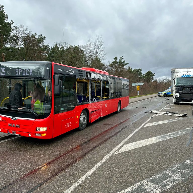 Lkw-Unfall mit Linienbus in Forst (Foto: Einsatzreport 24)