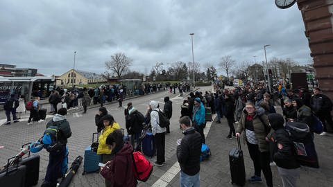 Viele Menschen warten am Bahnhof Rastatt auf den Ersatzverkehr (Foto: SWR)