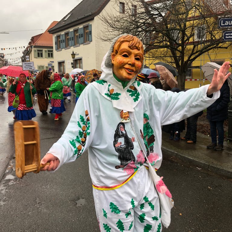 Zahlreiche Narren feiern beim Narrensprung in Karlsruhe-Grötzingen (Foto: SWR, Christina Kist)