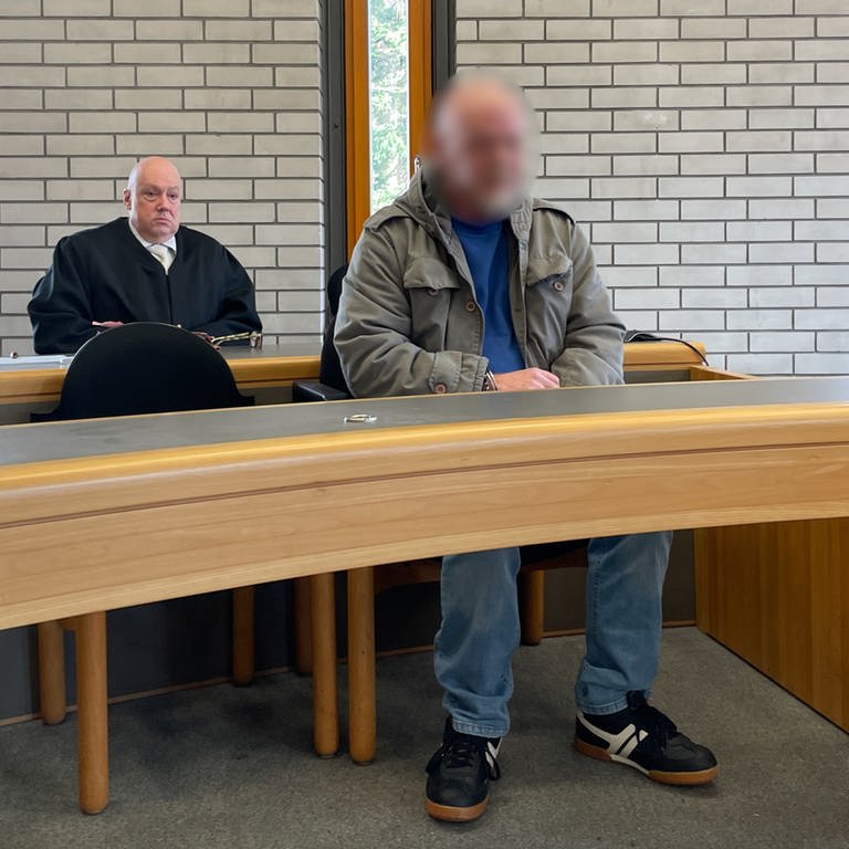 Der Angeklagte 59-Jährige im Rastatter Brandstifterprozess bekam zwei Jahre auf Bewährung  (Foto: SWR)