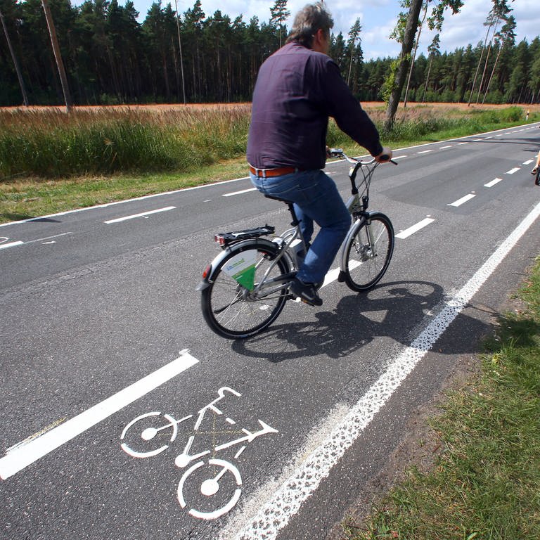 Fahrradschutzstreifen außerorts haben sich im Modellversuch bewährt, meint das Landesverkehrsministerium in Baden-Württemberg (Foto: IMAGO, dpa Bildfunk, imago, dpa picture alliance)