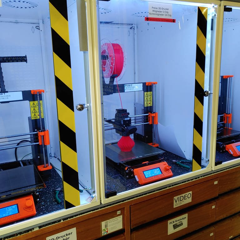 Drei 3D-Drucker sind zu sehen, auf einem wird eine Vase gedruckt (Foto: SWR)