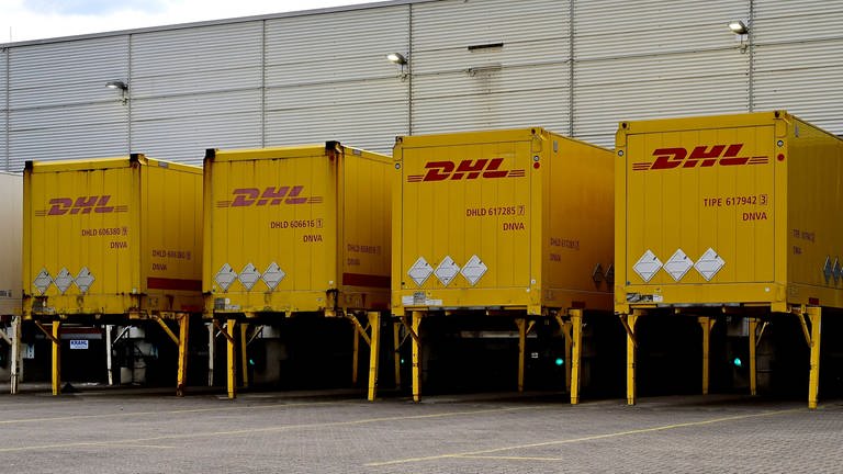 DHL-Container vor Logistikzentrum (Foto: IMAGO, Ralph Lueger)