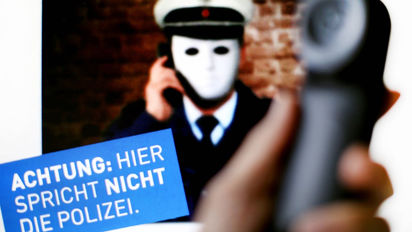Plakat warnt vor falschen Polizeibeamten (Foto: dpa Bildfunk, picture alliance/dpa | Martin Gerten)