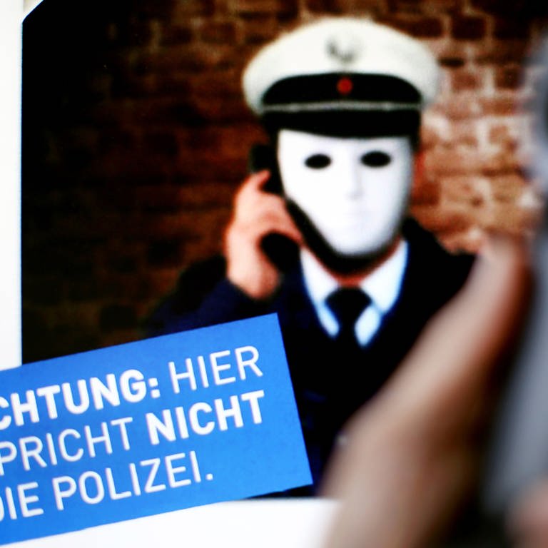 Plakat warnt vor falschen Polizeibeamten