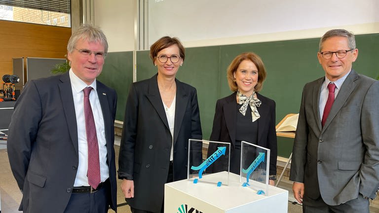 KIT-Präsident Hanselka und die beiden Ministerinnen Stark-Watzinger und Olschowski (Foto: SWR)