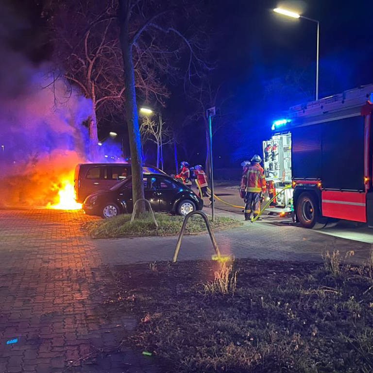 Brennende Autos in Karlsruhe-Daxlanden (Foto: Pressestelle, EinsatzReport24)