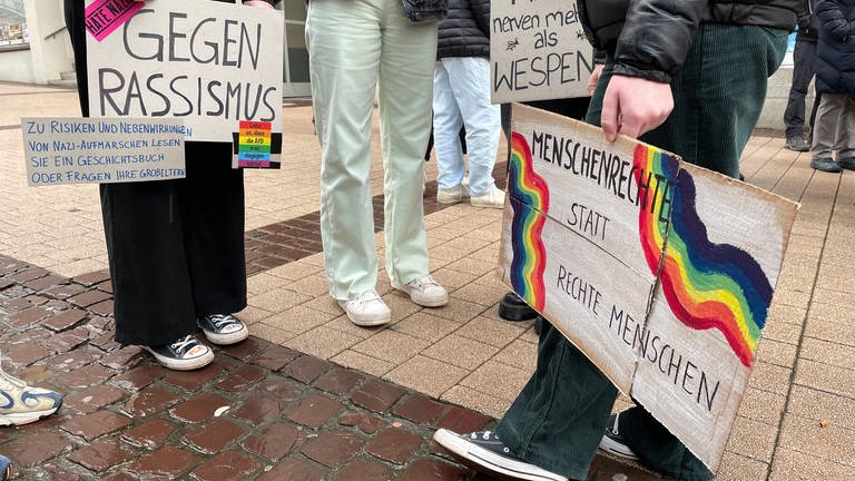 Menschen in Pforzheim demonstrieren mit Plakaten gegen Faschismus und Neonazis (Foto: SWR, Markus Bender)