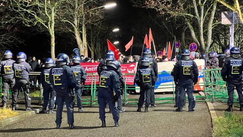 Polizei flankiert in Pforzheim eine Demo von linken Gruppierungen (Foto: SWR, Markus Bender)