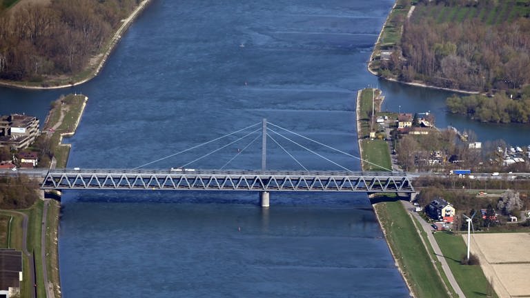 Die Rheinbrücke zwischen Wörth und Karlsruhe aus der Luft fotografiert - sie wurde 2019 umfassend saniert.