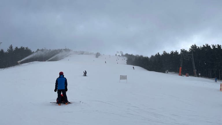Menschen im Schnee am Skilift Seibelseckle (Foto: SWR, Martin Besinger)