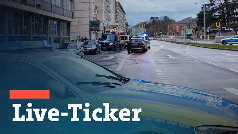 Polizeifahrzeuge stehen auf einer Straße in Karlsruhe. (Foto: dpa Bildfunk, picture alliance/dpa | Thomas Riedel (SWR-Bearbeitung))