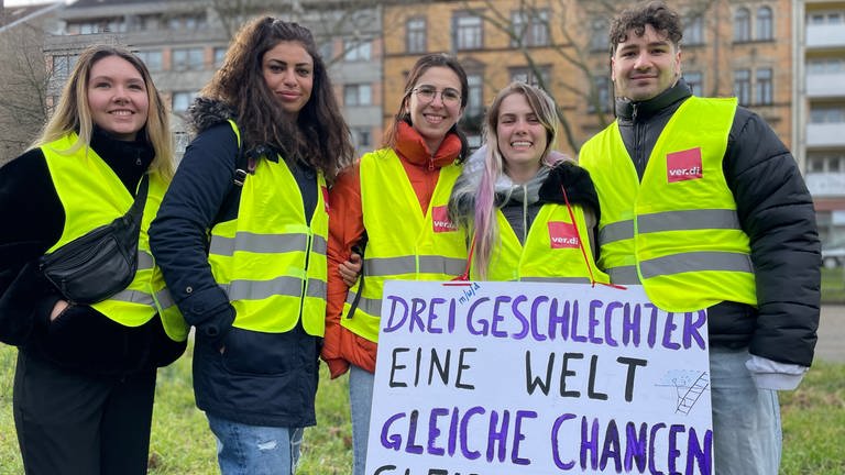 Beschäftigte von Kliniken und ÖPNV streiken in Karlsruhe (Foto: SWR, Rebekka Plies, Mathias Zurawski)