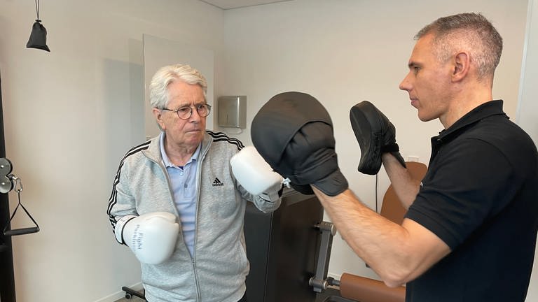 Parkinson-Patient Frank Elstner beim Boxtraining (Foto: SWR, Patrick Neumann)