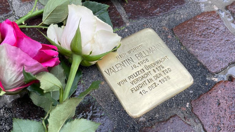 Goldener Stolperstein für Valentin Billmann, der wegen seiner Homosexualität verfolgt wurde (Foto: SWR, Markus Volk)