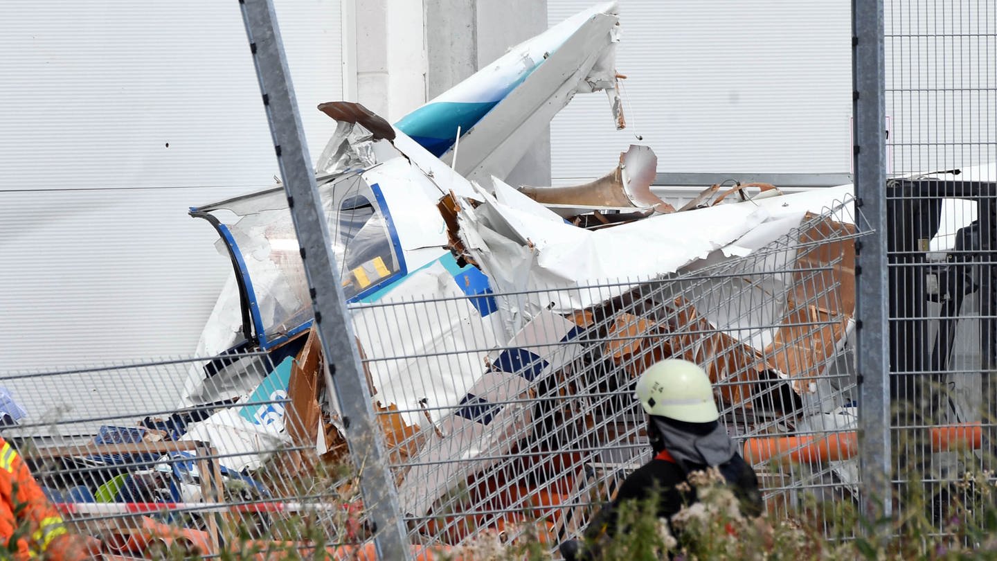 An der Fassade eines Baumarktes in Bruchsal liegen die Trümmer eines Kleinflugzeugs, das dort 2019 abgestürzt ist. (Foto: picture-alliance / Reportdienste, Uli Deck)