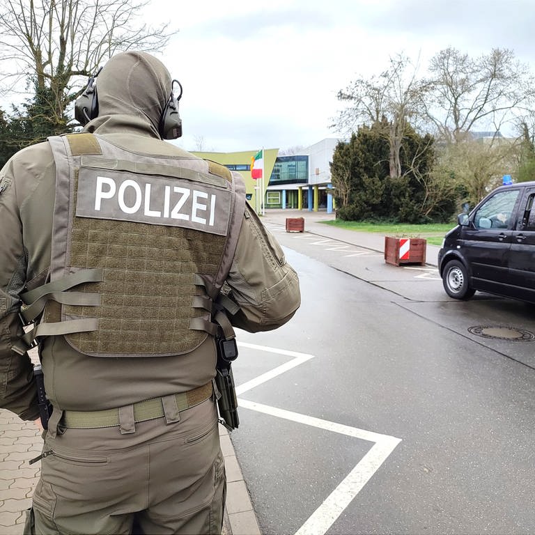 Polizist einer Sondereinheit steht vor dem Schulgebäude in Blankenloch (Foto: Pressestelle, Thomas Riedel )